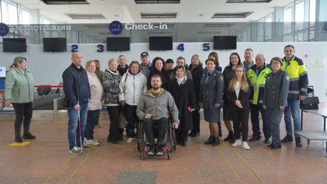 Практическое занятие по обеспечению доступности для инвалидов объектов транспортной инфраструктуры провели в Псковском аэропорту 