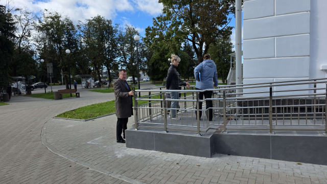 У Псковской библиотеки им. Василёва установили пандус для маломобильных групп населения