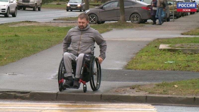 В Пскове начались работы по понижению бортового камня