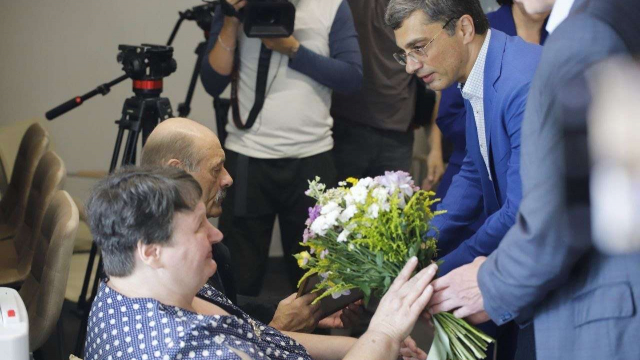В Пскове участникам СВО передали инвалидные коляски с электроприводом.