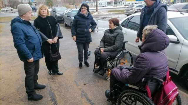Главный врач Псковской городской поликлиники Галина Неваленная встретилась с инициативной группой инвалидов-колясочников